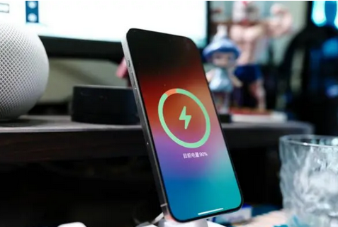 曲水苹果15换屏服务分享用什么充电器给iPhone15充电更好 